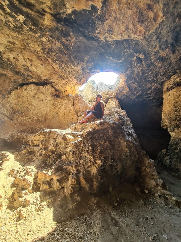 אחת המערות בתל יודפת