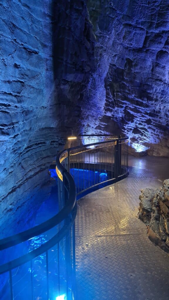 הכניסה למערה העליונה של מפלי ורונה