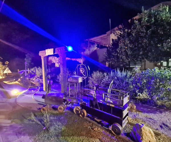 לצד הכניסה למכוורת, הבית של צ'צ'ה ז"ל